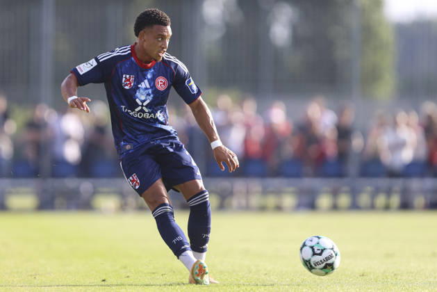 Steven van der Sloot (Fortuna Düsseldorf) in Aktion, am Ball, Einzelaktion waehrend des Testspiels zwischen 1.FC Monheim und Fortuna Düsseldorf, Merkur Spielbanken Arena am 03. July 2026 in Monheim am Rhein, Deutschland. (Foto von Oliver Kaelke DeFodi Images) +++ Steven van der Sloot (Fortuna Düsseldorf) controls the ball during the friendly match between 1.FC Monheim and Fortuna Düsseldorf at Merkur Spielbanken Arena on July 3, 2026 in Monheim, Germany. (Photo by Oliver Kaelke DeFodi Images) (Photo by Oliver Kaelke DeFodi Images) -
