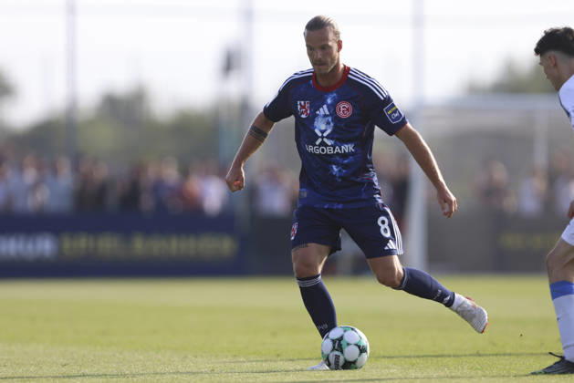 Jorrit Hendrix (Fortuna Düsseldorf) in Aktion, am Ball, Einzelaktion waehrend des Testspiels zwischen 1.FC Monheim und Fortuna Düsseldorf, Merkur Spielbanken Arena am 03. July 2026 in Monheim am Rhein, Deutschland. (Foto von Oliver Kaelke DeFodi Images) +++ Jorrit Hendrix (Fortuna Düsseldorf) controls the ball during the friendly match between 1.FC Monheim and Fortuna Düsseldorf at Merkur Spielbanken Arena on July 3, 2026 in Monheim, Germany. (Photo by Oliver Kaelke DeFodi Images) (Photo by Oliver Kaelke DeFodi Images) -