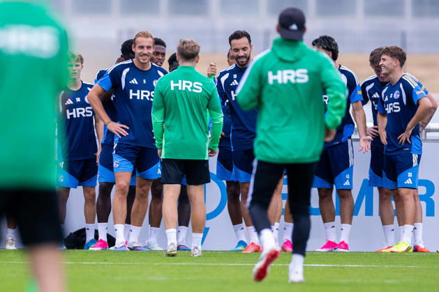 08.07.2026, Fussball, Training des FC Schalke 04. v. l. Timo Becker (FC Schalke 04), Kenan Karaman (FC Schalke 04) lachen. Gelsenkirchen Trainingsgelände FC Schalke 04 NRW Deutschland xRHR-FOTO YYx Copyright: RHR-FOTOx RHR-FOTO YY