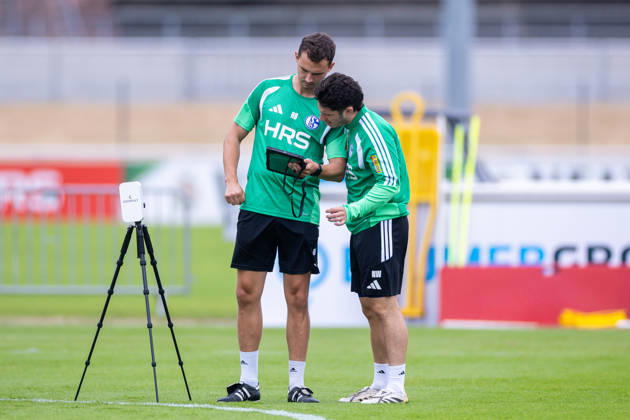 08.07.2026, Fussball, Training des FC Schalke 04. v. l. Sportwissenschaftler Rasmus Bruns (FC Schalke 04), Reha-Trainer Nico Wamig (FC Schalke 04). Gelsenkirchen Trainingsgelände FC Schalke 04 NRW Deutschland xRHR-FOTO YYx Copyright: RHR-FOTOx RHR-FOTO YY