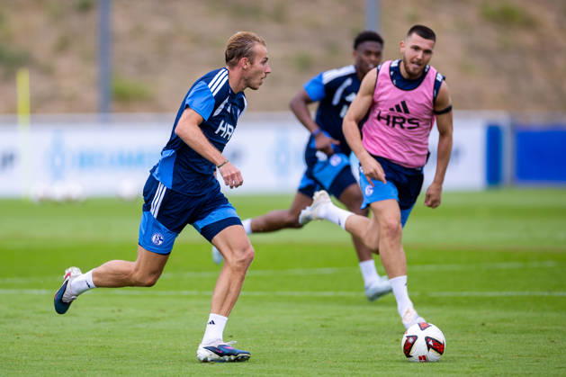 08.07.2026, Fussball, Training des FC Schalke 04. v. l. Timo Becker (FC Schalke 04), Hasan Kurucay (FC Schalke 04). Gelsenkirchen Trainingsgelände FC Schalke 04 NRW Deutschland xRHR-FOTO YYx Copyright: RHR-FOTOx RHR-FOTO YY