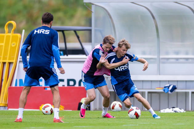 08.07.2026, Fussball, Training des FC Schalke 04. v. l. Finn Porath (FC Schalke 04), Luca Vozar (FC Schalke 04). Gelsenkirchen Trainingsgelände FC Schalke 04 NRW Deutschland xRHR-FOTO YYx Copyright: RHR-FOTOx RHR-FOTO YY