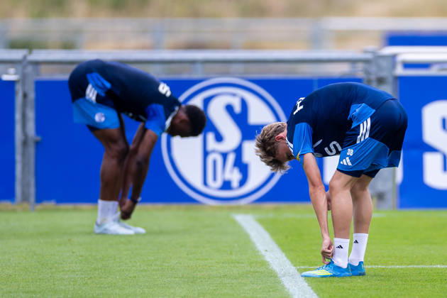 08.07.2026, Fussball, Training des FC Schalke 04. v. l. Junior Adamu (FC Schalke 04), Luca Vozar (FC Schalke 04) ziehen sich die Schuhe aus. Gelsenkirchen Trainingsgelände FC Schalke 04 NRW Deutschland xRHR-FOTO YYx Copyright: RHR-FOTOx RHR-FOTO YY