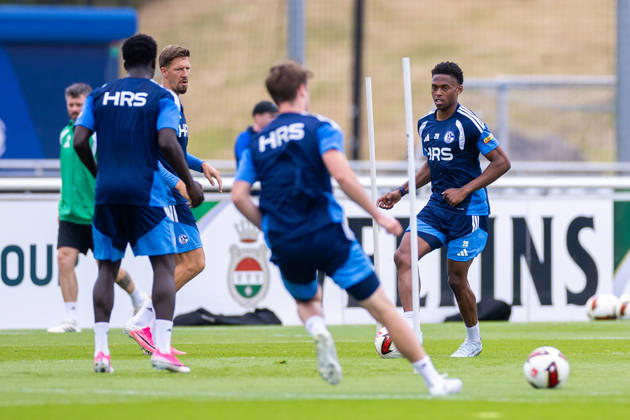 08.07.2026, Fussball, Training des FC Schalke 04. v. l. Janik Bachmann (FC Schalke 04), Junior Adamu (FC Schalke 04). Gelsenkirchen Trainingsgelände FC Schalke 04 NRW Deutschland xRHR-FOTO YYx Copyright: RHR-FOTOx RHR-FOTO YY