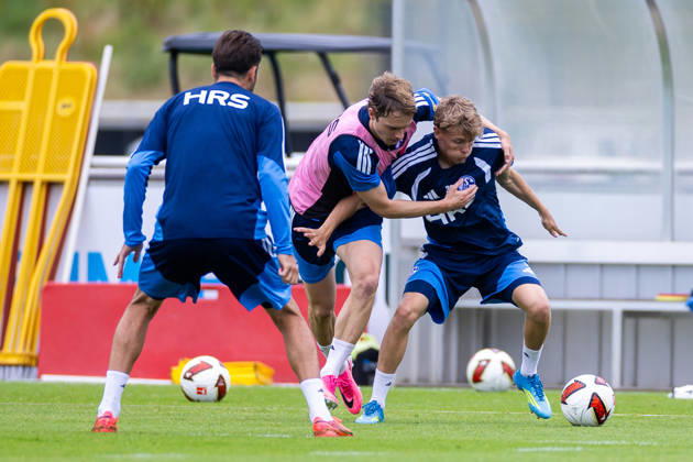 08.07.2026, Fussball, Training des FC Schalke 04. v. l. Finn Porath (FC Schalke 04), Luca Vozar (FC Schalke 04). Gelsenkirchen Trainingsgelände FC Schalke 04 NRW Deutschland xRHR-FOTO YYx Copyright: RHR-FOTOx RHR-FOTO YY