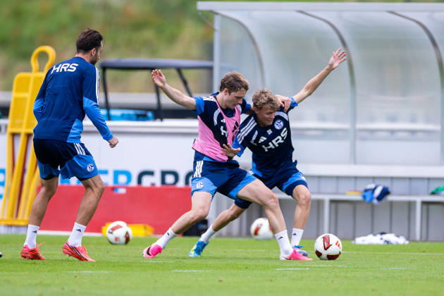 08.07.2026, Fussball, Training des FC Schalke 04. v. l. Finn Porath (FC Schalke 04), Luca Vozar (FC Schalke 04). Gelsenkirchen Trainingsgelände FC Schalke 04 NRW Deutschland xRHR-FOTO YYx Copyright: RHR-FOTOx RHR-FOTO YY