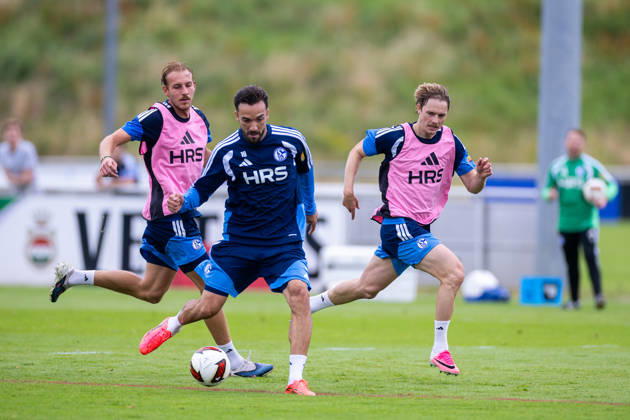 08.07.2026, Fussball, Training des FC Schalke 04. v. l. Timo Becker (FC Schalke 04), Kenan Karaman (FC Schalke 04), Finn Porath (FC Schalke 04), Gelsenkirchen Trainingsgelände FC Schalke 04 NRW Deutschland xRHR-FOTO YYx Copyright: RHR-FOTOx RHR-FOTO YY