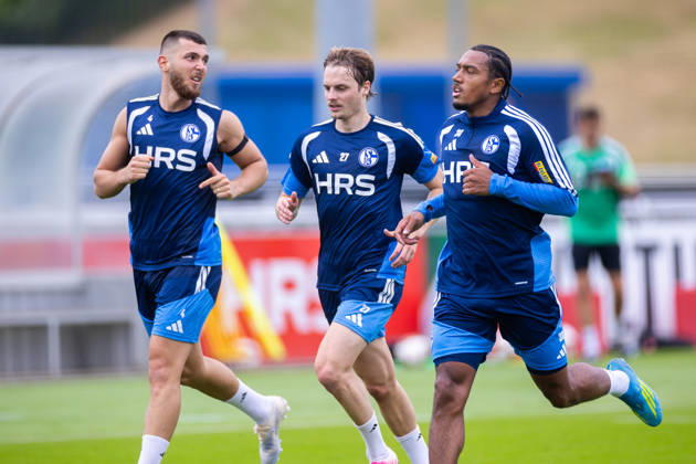 08.07.2026, Fussball, Training des FC Schalke 04. v. l. Hasan Kurucay (FC Schalke 04), Finn Porath (FC Schalke 04), Anton Donkor (FC Schalke 04). Gelsenkirchen Trainingsgelände FC Schalke 04 NRW Deutschland xRHR-FOTO YYx Copyright: RHR-FOTOx RHR-FOTO YY