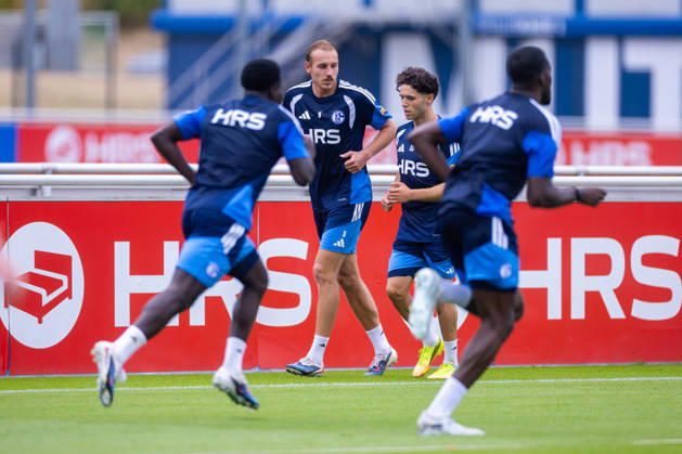 08.07.2026, Fussball, Training des FC Schalke 04. v. l. Timo Becker (FC Schalke 04), Soufiane El-Faouzi (FC Schalke 04). Gelsenkirchen Trainingsgelände FC Schalke 04 NRW Deutschland xRHR-FOTO YYx Copyright: RHR-FOTOx RHR-FOTO YY