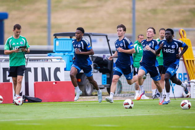 08.07.2026, Fussball, Training des FC Schalke 04. v. l. Sportwissenschaftler Rasmus Bruns (FC Schalke 04), Junior Adamu (FC Schalke 04), Dylan Leonard (FC Schalke 04), Max Grüger (FC Schalke 04), Zaid Tchibara (FC Schalke 04). Gelsenkirchen Trainingsgelände FC Schalke 04 NRW Deutschland xRHR-FOTO YYx Copyright: RHR-FOTOx RHR-FOTO YY