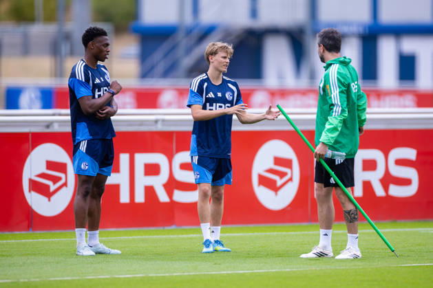 08.07.2026, Fussball, Training des FC Schalke 04. v. l. Junior Adamu (FC Schalke 04), Luca Vozar (FC Schalke 04), Co-Trainer Tim Hoogland (FC Schalke 04). Gelsenkirchen Trainingsgelände FC Schalke 04 NRW Deutschland xRHR-FOTO YYx Copyright: RHR-FOTOx RHR-FOTO YY