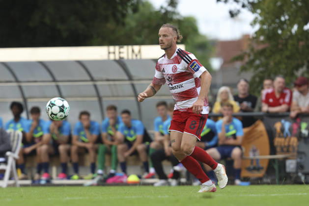 Jorrit Hendrix (Fortuna Düsseldorf) in Aktion, am Ball, Einzelaktion waehrend des Testspiels zwischen SC St.Tönis und Fortuna Düsseldorf, Yayla Sportpark am 08. July 2026 in Tönisvorst, Deutschland. (Foto von Oliver Kaelke DeFodi Images) +++ Jorrit Hendrix (Fortuna Düsseldorf) controls the ball during the friendly match between SC St.Tönis and Fortuna Düsseldorf at Yayla Sportpark on July 8, 2026 in Tönisvorst, Germany. (Photo by Oliver Kaelke DeFodi Images) (Photo by Oliver Kaelke DeFodi Images) -