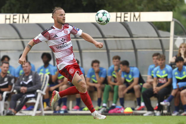 Jorrit Hendrix (Fortuna Düsseldorf) in Aktion, am Ball, Einzelaktion waehrend des Testspiels zwischen SC St.Tönis und Fortuna Düsseldorf, Yayla Sportpark am 08. July 2026 in Tönisvorst, Deutschland. (Foto von Oliver Kaelke DeFodi Images) +++ Jorrit Hendrix (Fortuna Düsseldorf) controls the ball during the friendly match between SC St.Tönis and Fortuna Düsseldorf at Yayla Sportpark on July 8, 2026 in Tönisvorst, Germany. (Photo by Oliver Kaelke DeFodi Images) (Photo by Oliver Kaelke DeFodi Images) -