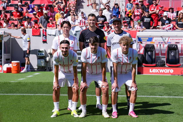 Julian Schuster (SC Freiburg, Trainer) mit den Neuzugängen Rihito Yamamoto (SC Freiburg, 20), Mio Backhaus (SC Freiburg), Berkay Yilmaz (SC Freiburg, 27), Karl Steinmann (SC Freiburg, 36) und Rouven Tarnutzer (SC Freiburg, 39), Fans im Hintergrund , Deutschland, Fussball, 1. Bundesliga, 2026 2027, SC Freiburg, Öffentliches Training, 12.07.2026, Europa-Park Stadion, Freiburg Freiburg Europa-Park Stadion Baden-Württemberg Deutschland Copyright: xArnexAmbergx