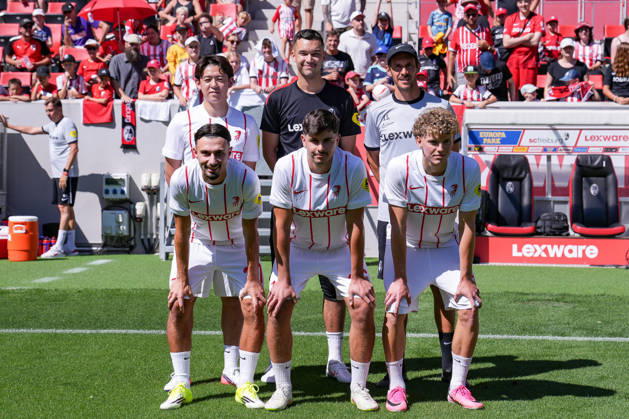 Julian Schuster (SC Freiburg, Trainer) mit den Neuzugängen Rihito Yamamoto (SC Freiburg, 20), Mio Backhaus (SC Freiburg), Berkay Yilmaz (SC Freiburg, 27), Karl Steinmann (SC Freiburg, 36) und Rouven Tarnutzer (SC Freiburg, 39), Fans im Hintergrund , Deutschland, Fussball, 1. Bundesliga, 2026 2027, SC Freiburg, Öffentliches Training, 12.07.2026, Europa-Park Stadion, Freiburg Freiburg Europa-Park Stadion Baden-Württemberg Deutschland Copyright: xArnexAmbergx