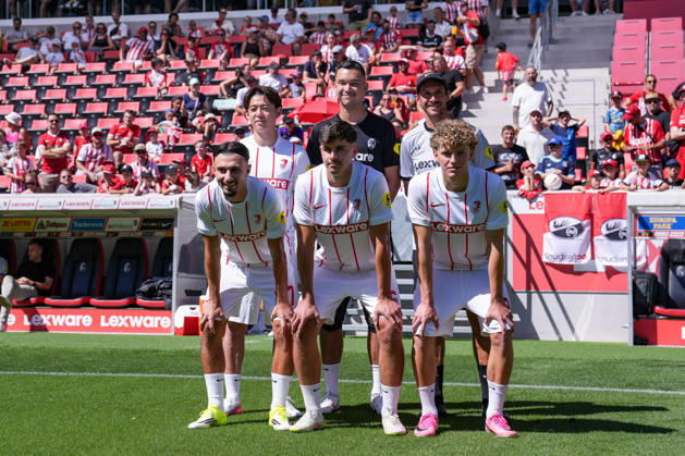 Julian Schuster (SC Freiburg, Trainer) mit den Neuzugängen Rihito Yamamoto (SC Freiburg, 20), Mio Backhaus (SC Freiburg), Berkay Yilmaz (SC Freiburg, 27), Karl Steinmann (SC Freiburg, 36) und Rouven Tarnutzer (SC Freiburg, 39), Fans im Hintergrund , Deutschland, Fussball, 1. Bundesliga, 2026 2027, SC Freiburg, Öffentliches Training, 12.07.2026, Europa-Park Stadion, Freiburg Freiburg Europa-Park Stadion Baden-Württemberg Deutschland Copyright: xArnexAmbergx