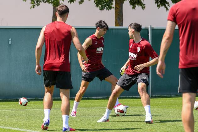 im Zweikampf, Aktion, mit Rodrigo Ribeiro 21 (FC Augsburg), Training FC Augsburg, Fussball, 1. Bundesliga, Saison 2026 27, 13.07.2026 Augsburg Bayern Deutschland