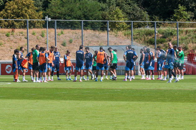 15.07.2026, Fussball, Training des FC Schalke 04. Die Spieler des S04 stehen zusammen. Gelsenkirchen Trainingsgelände FC Schalke 04 NRW Deutschland xRHR-FOTO YYx Copyright: RHR-FOTOx RHR-FOTO YY