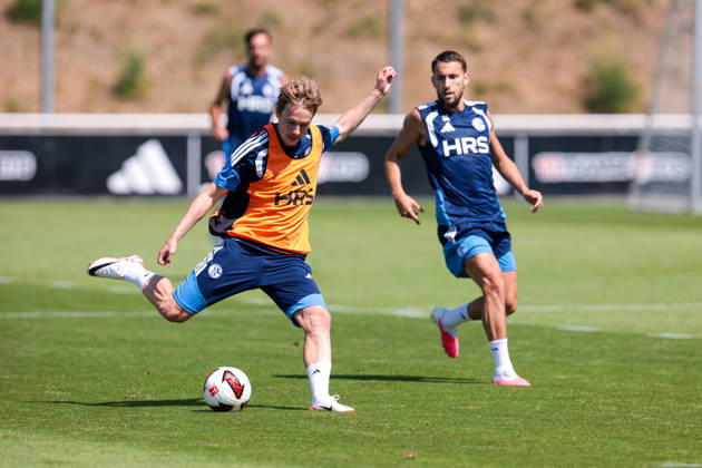 15.07.2026, Fussball, Training des FC Schalke 04. v. l. Finn Porath (FC Schalke 04), Adil Aouchiche (FC Schalke 04). Gelsenkirchen Trainingsgelände FC Schalke 04 NRW Deutschland xRHR-FOTO YYx Copyright: RHR-FOTOx RHR-FOTO YY