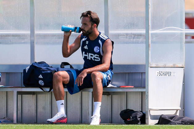 15.07.2026, Fussball, Training des FC Schalke 04. Kenan Karaman (FC Schalke 04) sitzt auf der Bank und trinkt. Gelsenkirchen Trainingsgelände FC Schalke 04 NRW Deutschland xRHR-FOTO YYx Copyright: RHR-FOTOx RHR-FOTO YY