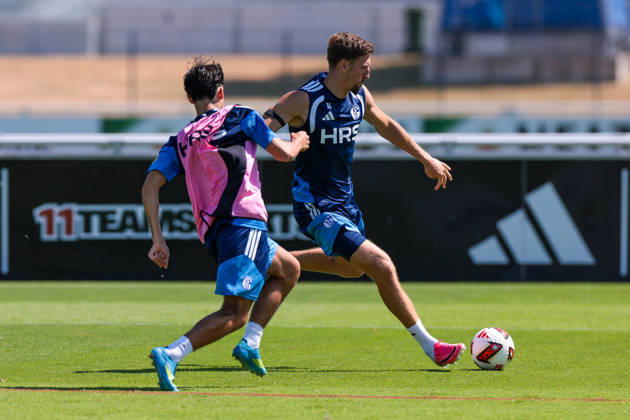 15.07.2026, Fussball, Training des FC Schalke 04. v. l. Edion Gashi (FC Schalke 04 II), Janik Bachmann (FC Schalke 04). Gelsenkirchen Trainingsgelände FC Schalke 04 NRW Deutschland xRHR-FOTO YYx Copyright: RHR-FOTOx RHR-FOTO YY