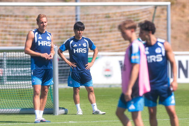 15.07.2026, Fussball, Training des FC Schalke 04. v. l. Timo Becker (FC Schalke 04), Satoshi Tanaka (FC Schalke 04). Gelsenkirchen Trainingsgelände FC Schalke 04 NRW Deutschland xRHR-FOTO YYx Copyright: RHR-FOTOx RHR-FOTO YY