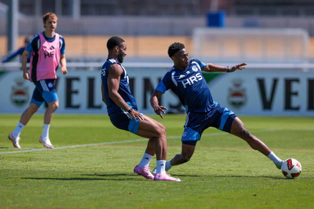15.07.2026, Fussball, Training des FC Schalke 04. v. l. Finn Porath (FC Schalke 04), Moussa Sylla (FC Schalke 04), Junior Adamu (FC Schalke 04). Gelsenkirchen Trainingsgelände FC Schalke 04 NRW Deutschland xRHR-FOTO YYx Copyright: RHR-FOTOx RHR-FOTO YY