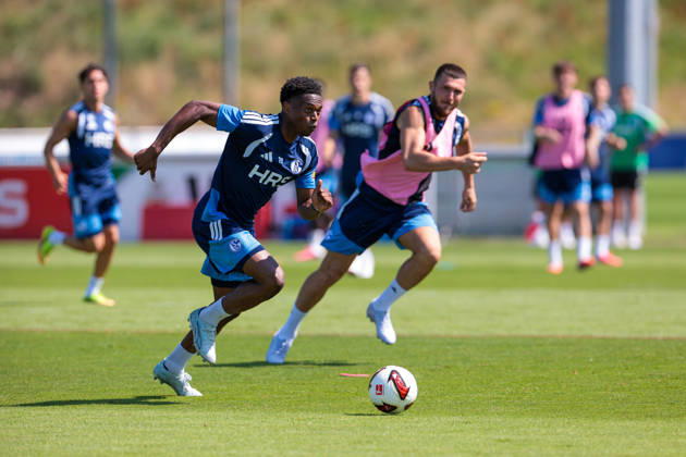 15.07.2026, Fussball, Training des FC Schalke 04. v. l. Junior Adamu (FC Schalke 04), Hasan Kurucay (FC Schalke 04). Gelsenkirchen Trainingsgelände FC Schalke 04 NRW Deutschland xRHR-FOTO YYx Copyright: RHR-FOTOx RHR-FOTO YY