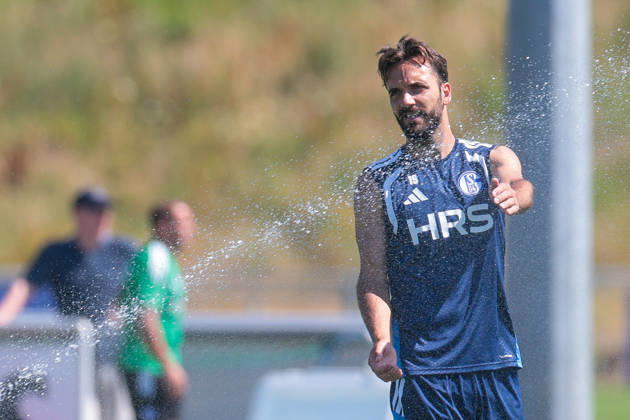 15.07.2026, Fussball, Training des FC Schalke 04. Kenan Karaman (FC Schalke 04) kühlt sich ab. Gelsenkirchen Trainingsgelände FC Schalke 04 NRW Deutschland xRHR-FOTO YYx Copyright: RHR-FOTOx RHR-FOTO YY