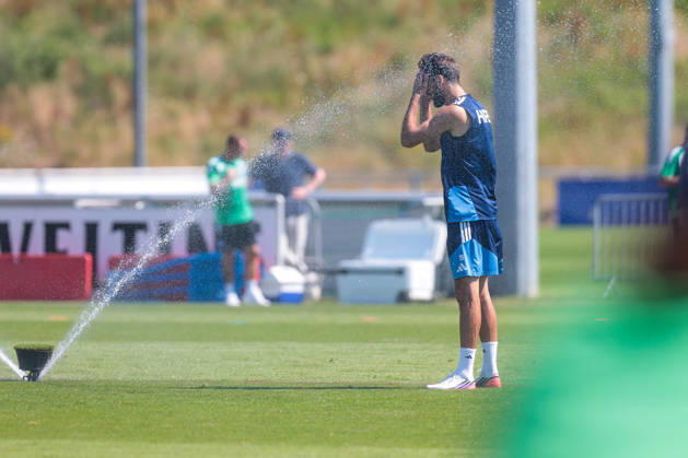 15.07.2026, Fussball, Training des FC Schalke 04. Kenan Karaman (FC Schalke 04) kühlt sich ab. Gelsenkirchen Trainingsgelände FC Schalke 04 NRW Deutschland xRHR-FOTO YYx Copyright: RHR-FOTOx RHR-FOTO YY