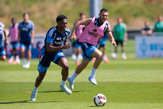 15.07.2026, Fussball, Training des FC Schalke 04. v. l. Junior Adamu (FC Schalke 04), Hasan Kurucay (FC Schalke 04). Gelsenkirchen Trainingsgelände FC Schalke 04 NRW Deutschland xRHR-FOTO YYx Copyright: RHR-FOTOx RHR-FOTO YY