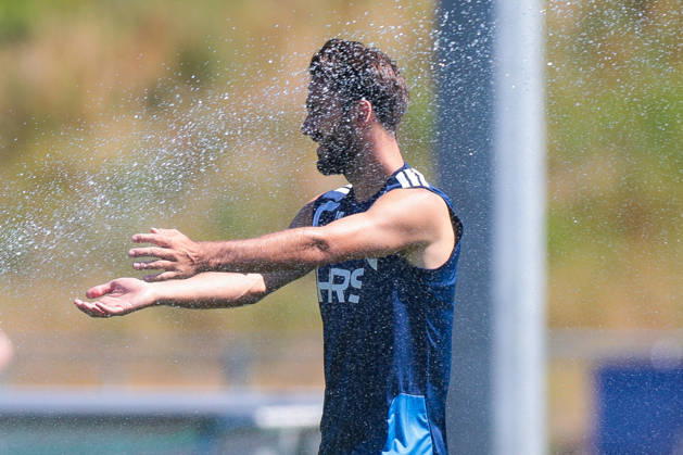 15.07.2026, Fussball, Training des FC Schalke 04. Kenan Karaman (FC Schalke 04) kühlt sich ab. Gelsenkirchen Trainingsgelände FC Schalke 04 NRW Deutschland xRHR-FOTO YYx Copyright: RHR-FOTOx RHR-FOTO YY