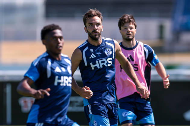 15.07.2026, Fussball, Training des FC Schalke 04. v. l. Junior Adamu (FC Schalke 04), Kenan Karaman (FC Schalke 04), Adrian Gantenbein (FC Schalke 04). Gelsenkirchen Trainingsgelände FC Schalke 04 NRW Deutschland xRHR-FOTO YYx Copyright: RHR-FOTOx RHR-FOTO YY