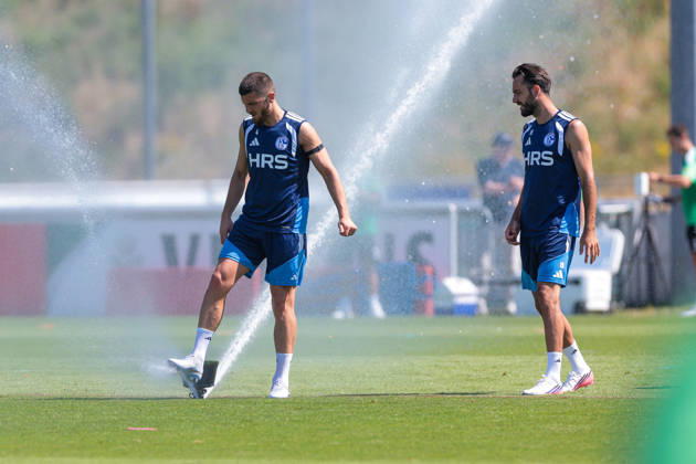 15.07.2026, Fussball, Training des FC Schalke 04. v. l. Hasan Kurucay (FC Schalke 04), Kenan Karaman (FC Schalke 04) erfrischen sich. Gelsenkirchen Trainingsgelände FC Schalke 04 NRW Deutschland xRHR-FOTO YYx Copyright: RHR-FOTOx RHR-FOTO YY