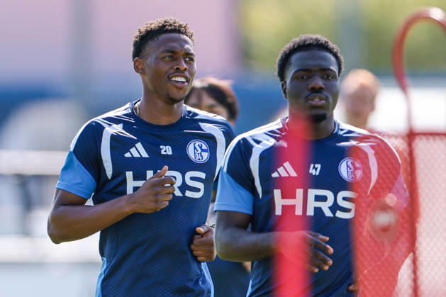 15.07.2026, Fussball, Training des FC Schalke 04. v. l. Junior Adamu (FC Schalke 04), Zaid Tchibara (FC Schalke 04). Gelsenkirchen Trainingsgelände FC Schalke 04 NRW Deutschland xRHR-FOTO YYx Copyright: RHR-FOTOx RHR-FOTO YY