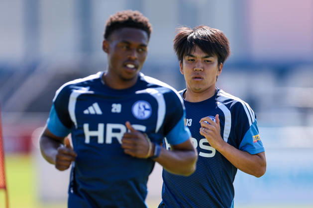 15.07.2026, Fussball, Training des FC Schalke 04. v. l. Junior Adamu (FC Schalke 04), Satoshi Tanaka (FC Schalke 04). Gelsenkirchen Trainingsgelände FC Schalke 04 NRW Deutschland xRHR-FOTO YYx Copyright: RHR-FOTOx RHR-FOTO YY