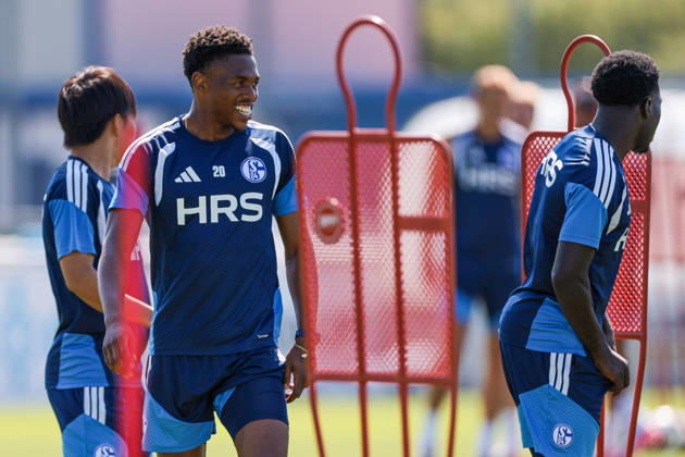 15.07.2026, Fussball, Training des FC Schalke 04. Junior Adamu (FC Schalke 04) lacht. Gelsenkirchen Trainingsgelände FC Schalke 04 NRW Deutschland xRHR-FOTO YYx Copyright: RHR-FOTOx RHR-FOTO YY