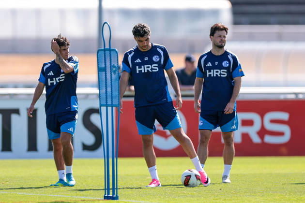 15.07.2026, Fussball, Training des FC Schalke 04. v. l. Edion Gashi (FC Schalke 04 II), Mertcan Ayhan (FC Schalke 04), Adrian Gantenbein (FC Schalke 04). Gelsenkirchen Trainingsgelände FC Schalke 04 NRW Deutschland xRHR-FOTO YYx Copyright: RHR-FOTOx RHR-FOTO YY