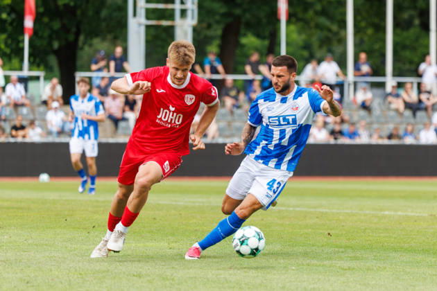 links Lukas Walchhütter (Greifswald) gegen Leon Dajaku (Rostock) ; GER, FC Hansa Rostock vs. Greifswalder FC, Fußball, Männer, 3. Liga, Testspiel, Spielzeit 2026 2027, 15.07.2026 Neuruppin Volksparkstadion Brandenburg Deutschland
