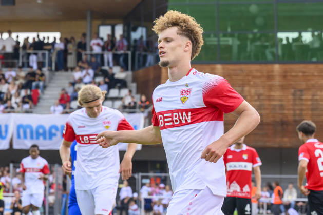 im Bild v.l.: Tor, Treffer, Jubel, Torjubel, Freude, Begeisterung, feiert, durch Lazar Jovanovic ( 45, VFB Stuttgart), Ivo Colic ( 31, TSG Balingen), Zweikampf, Action, Kampf, kaempft um den Ball, Tor, GER, Balingen Fussball, Testspiel, TSG Balingen vs VfB Stuttgart 19.07.2026, DFB DFL REGULATIONS PROHIBIT ANY USE OF PHOTOGRAPHS AS IMAGE SEQUENCES AND OR QUASI-VIDEO, Copyright: HMBxMedia UwexKoch