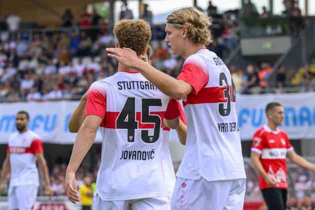 im Bild v.l.: Tor, Treffer, Jubel, Torjubel, Freude, Begeisterung, feiert, durch Lazar Jovanovic ( 45, VFB Stuttgart), Ivo Colic ( 31, TSG Balingen), Zweikampf, Action, Kampf, kaempft um den Ball, Tor, GER, Balingen Fussball, Testspiel, TSG Balingen vs VfB Stuttgart 19.07.2026, DFB DFL REGULATIONS PROHIBIT ANY USE OF PHOTOGRAPHS AS IMAGE SEQUENCES AND OR QUASI-VIDEO, Copyright: HMBxMedia UwexKoch