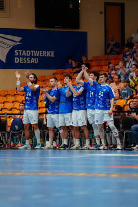 2. Handball-Bundesliga - 32. Spieltag: Dessau-Roßlauer HV 06 - SG BBM Bietigheim Jubel der Bank des Dessau-Roßlauer HV 06 am 22.05.2026 in Anhalt-Arena, Dessau-Roßlau (Sachsen-Anhalt) Dessau-Roßlau Anhalt-Arena Dessau Sachsen-Anhalt Deutschland