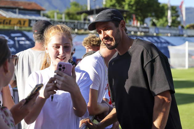 Julian Schuster (SC Freiburg, Trainer) nach dem Spiel bei den Fans von SC Freiburg , Österreich, Fussball, Testspiel, 2026 2027, SC Freiburg vs. Derby County, 24.07.2026, Imst Velly Arena Österreich Copyright: xGrantxHubbsx