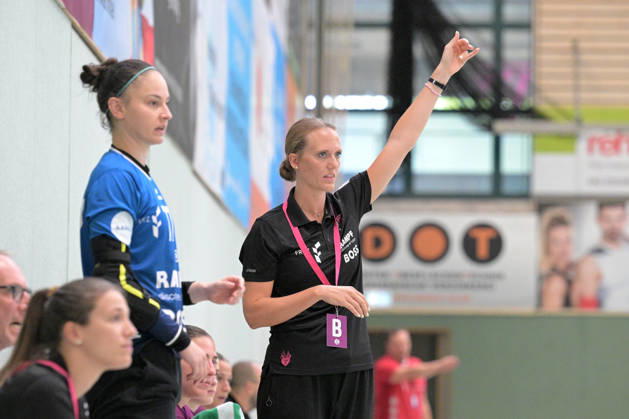 Miriam Hirsch (TusSies Metzingen, Trainerin) gib Anweisung an ihr Team TusSies Metzingen vs. HSG Solingen-Graefrath, Handball, Vorbereitung, Testspiel, Saison 2026 2027 24.07.2026 TusSies Metzingen vs. HSG Solingen-Graefrath, Handball, Vorbereitung, Testspiel, Saison 2026 2027 24.07.2026 Oeschhalle Copyright: xEibner-Pressefotox EP_TBR