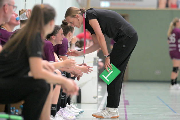 Miriam Hirsch (TusSies Metzingen, Trainerin) im Gespraech mit Klara Schlipf (TusSies Metzingen, 14) TusSies Metzingen vs. HSG Solingen-Graefrath, Handball, Vorbereitung, Testspiel, Saison 2026 2027 24.07.2026 TusSies Metzingen vs. HSG Solingen-Graefrath, Handball, Vorbereitung, Testspiel, Saison 2026 2027 24.07.2026 Oeschhalle Copyright: xEibner-Pressefotox EP_TBR