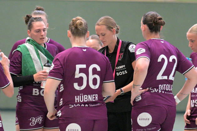 Miriam Hirsch (TusSies Metzingen, Trainerin) im Time Out TusSies Metzingen vs. HSG Solingen-Graefrath, Handball, Vorbereitung, Testspiel, Saison 2026 2027 24.07.2026 TusSies Metzingen vs. HSG Solingen-Graefrath, Handball, Vorbereitung, Testspiel, Saison 2026 2027 24.07.2026 Oeschhalle Copyright: xEibner-Pressefotox EP_TBR
