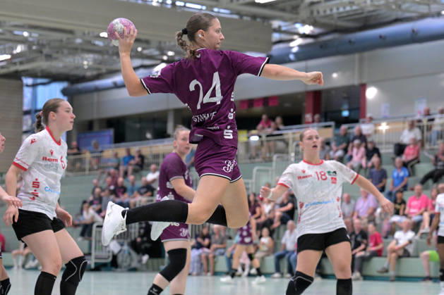 Marie Luisa Stumpf (TusSies Metzingen, 24) beim Wurf Tor TusSies Metzingen vs. HSG Solingen-Graefrath, Handball, Vorbereitung, Testspiel, Saison 2026 2027 24.07.2026 TusSies Metzingen vs. HSG Solingen-Graefrath, Handball, Vorbereitung, Testspiel, Saison 2026 2027 24.07.2026 Oeschhalle Copyright: xEibner-Pressefotox EP_TBR