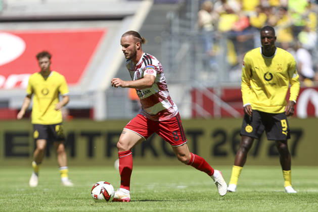 Jorrit Hendrix (Fortuna Düsseldorf) in Aktion, am Ball, Einzelaktion waehrend des Testspiels zwischen Fortuna Düsseldorf und Borussia Dortmund, Merkur Spiel-Arena am 25. July 2026 in Düsseldorf, Deutschland. (Foto von Oliver Kaelke DeFodi Images) +++ Jorrit Hendrix (Fortuna Düsseldorf) controls the ball during the friendly match between Fortuna Düsseldorf and Borussia Dortmund at Merkur Spiel-Arena on July 25, 2026 in Dusseldorf, Germany. (Photo by Oliver Kaelke DeFodi Images) (Photo by Oliver Kaelke DeFodi Images) -