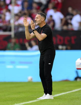 Trainer Alexander Ende (Fortuna Düsseldorf)Gestik, Geste, Fussball Testspiel Fortuna Düsseldorf - Borussia Dortmund, am 25.07.2026 in Düsseldorf Deutschland. Merkur Spiel Arena