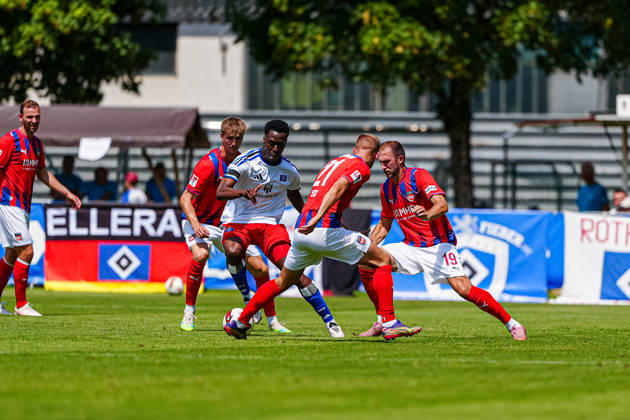 Albert Sambi Lokonga (Hamburger SV, 06), Adrian Beck (1. FC Heidenheim, 21), Jonas Föhrenbach (1. FC Heidenheim, 19) AUT, Hamburger SV vs. 1. FC Heidenheim, Fussball, Testspiel, Saison 2026 2027, 25.07.2026 AUT, Hamburger SV vs. 1. FC Heidenheim, Fussball, Testspiel, Saison 2026 2027, 25.07.2026 Kematen Copyright: xEibner-Pressefoto MarcelxvonxFehrnx EP_MFN